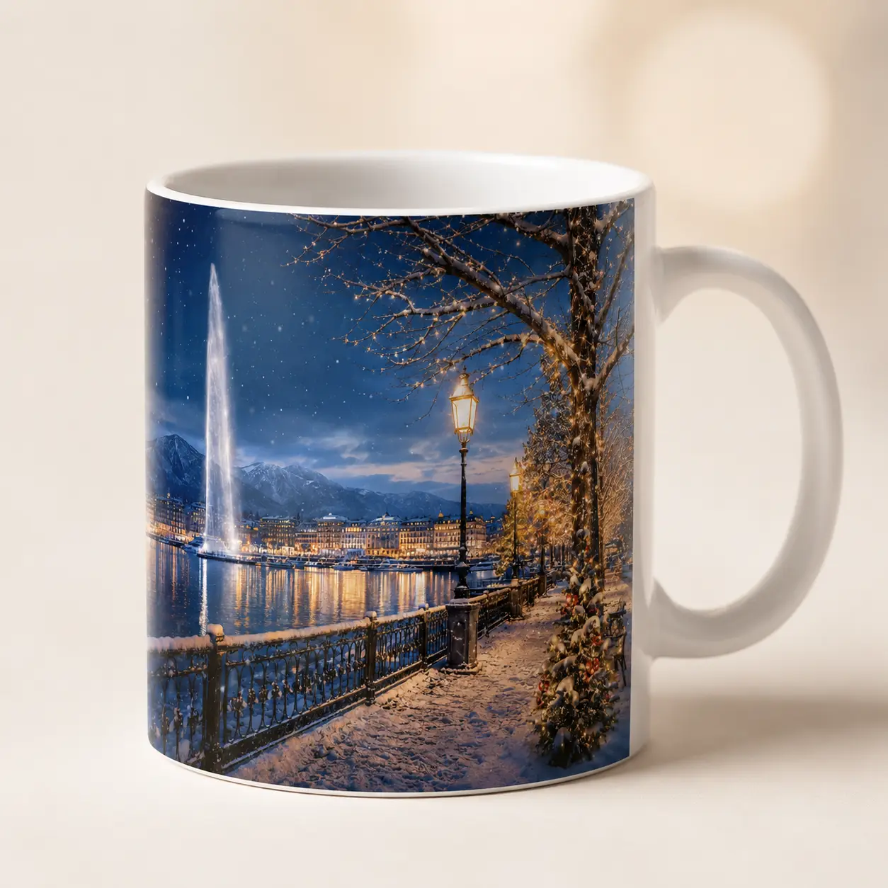 Genève à Noël, le Jet d’Eau scintille, création présentée sur un mug blanc dans un décor de Noël